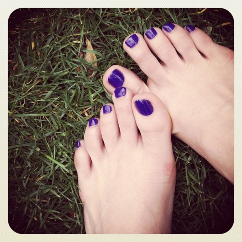 etelocin:Feetsies in the grass - beautiful day! #pretty #purple #footporn #toes #silly #cute #instag