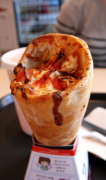 southkoreanfood:  PIZZA CONES at KONO PIZZA, South Korea: [Credit] southkoreanfood