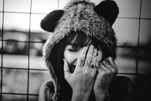 r0ckeira:  Calei-me quando eu mais devia falar. Corri atrás de pessoas que nunca moveram nem se quer um dedo pra me consolar quando as lágrimas tomavam conta do meu rosto. Por puro medo, nunca deixei ninguém sair da minha vida, as pessoas mesmo saiam