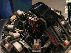 Los científicos concluyeron que era mucho mas fácil construir ese robot que hacer el cubo de rubik.