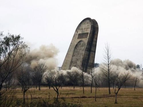 Demolition of the Glory Memorial in Kutaisi, Georgia, December 2009.www.novinite.com/view_new