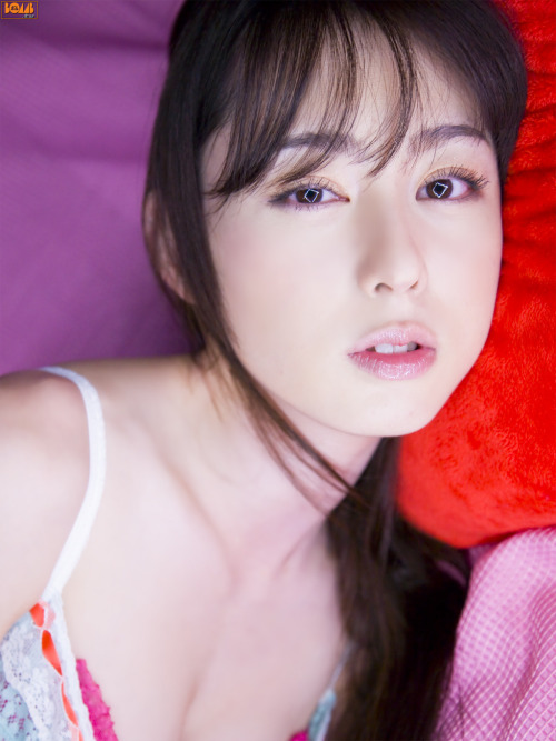 (via Gravia idol★ :: [Bomb.tv]Rina Akiyama[2009.05] (秋山莉奈 아키야마 리나))