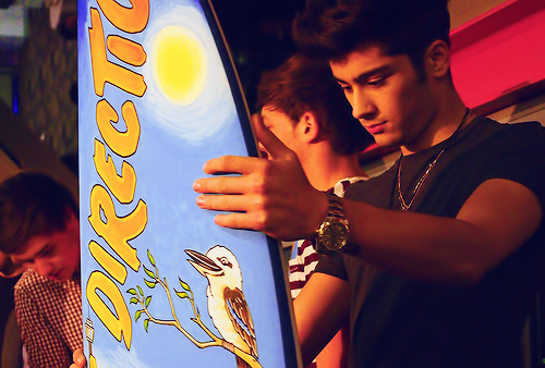  Zayn checking out his board. 