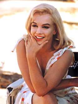 vintagegal:  Marilyn Monroe on the set of The Misfits (1961)   Love this pic of her