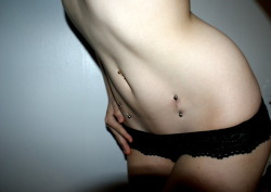 hueon-zalo:  Hip piercing&lt;3