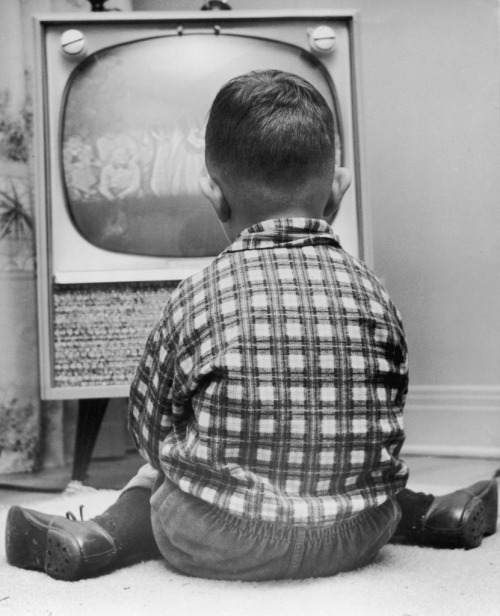 A little boy sits on the floor and stares intently at the TV Photo by V. Prazak/FPG/Hulton Archive/G