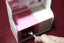 マ