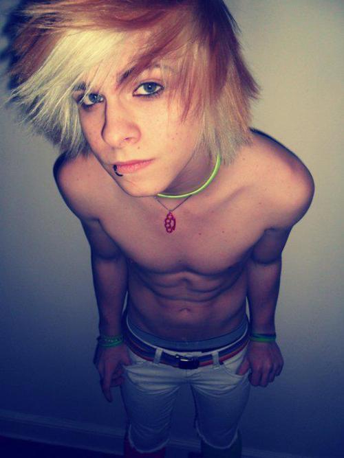 aliirose:  Reblog if u think he is beautiful Join page on facebook https://www.facebook.com/iloveemoscene2