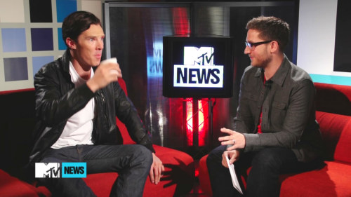 nonsensicalthings: deareje: Amused myself by accidentally pausing at the awkward moment when @joshua