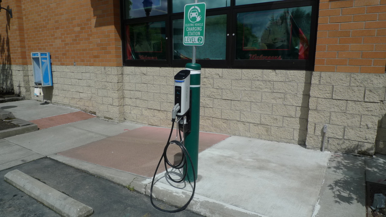 The Walgreens near my house got a SemaConnect ChargePro electric vehicle charger, because it’s fucking 2012, and we’re in The Goddamn Future.
Note the payphone in the background.
It does 7.2kW@240VAC (standard dryer-plug 240v 30a circuit) and uses a...