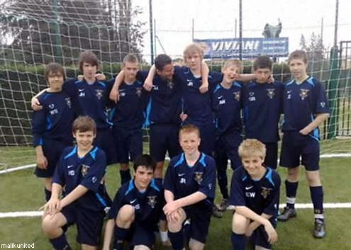 crumblinlikepastries:  riding-zaynsrollercoaster:  malikunited:  spot the Harry 