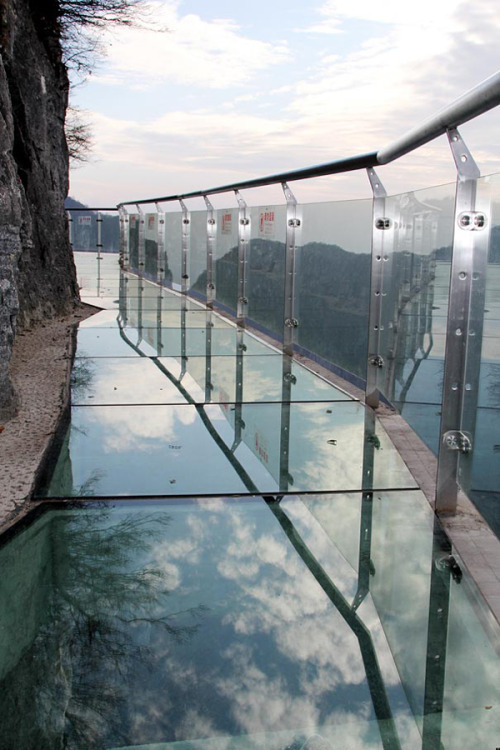 the-womanifesto: suckthislemon: The Walk Of Faith is a glass walkway built off the side of a cliff 1