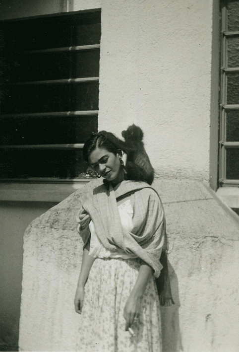 mexicanfoodporn:Frida Kahlo echando cigarro con su mono arañaFrida Kahlo smoking with her spider mon