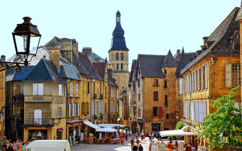 aconglomerateofthought:Sarlat: Le Vieux Centre by philhaber on Flickr.