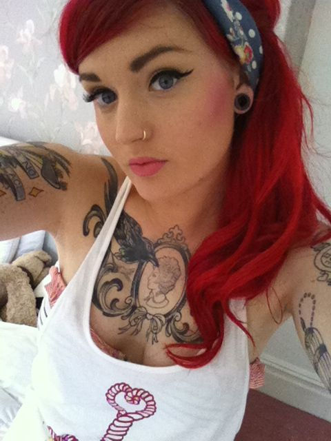 littlegirlbrat:  faeryplay:  I’m a sucker for this color red.   me too