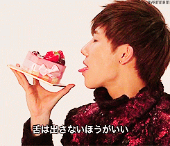 kyungies-love:  papurain:   How to pose with a cake.  And then there’s Hoya:   well damn hoya 
