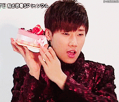 kyungies-love:  papurain:   How to pose with a cake.  And then there’s Hoya:   well damn hoya 
