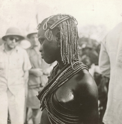 vintageblackbeauty:  Danseuse de la région de Mobaye (Oubangui) Jeune fille du village