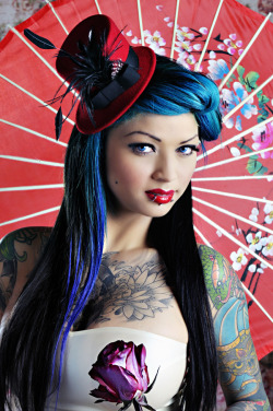 tattoo-inked:  ohmygodbeautifulbitches:  Scarlett Lash  FOLLOW FACEBOOK PAGE:  Tattoo Inked and Hot http://www.facebook.com/pages/Tattoo-Inked-and-Hot/195268640548751
