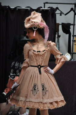 ceramicsamurai:  pardonmybloomers:  hipsterloli:        Fidel David,a valencian  kodona and lolita designer   Oh my goodness, that music note skirt. &lt;3  TAKE NOTES!  GIMMIE DAT HAT