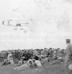  The Henry Farman of Joseph Christiaens flying over the crowds, Bournemouth, 1910 