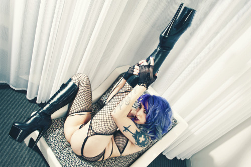 vividvivka:  Naughty.  One of the bonus images from my Zivity set “Ink and Fishnets”.  See it here: http://www.zivity.com/models/Vivka/