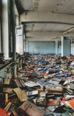 criminallyinnocent:  Abandoned Russian library 