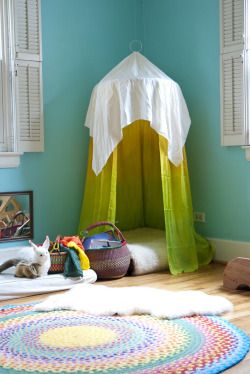 rainbowsandunicornscrafts:  DIY Reading Nook or Hideout Using a Hand Quilting Hoop. How-to at Sew Liberated here. *I’ve also seen tutorials that use hula hoops.