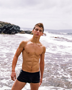 fyeahshirtlessmen:  Rough seas 