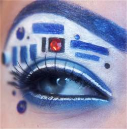 aristtaroxxx:  OMG R2-D2 eye makeup =D 