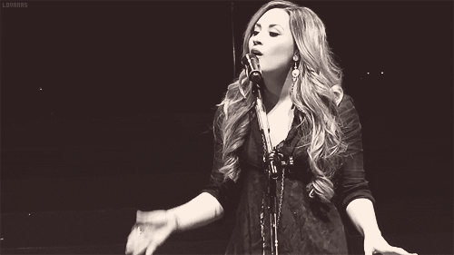  Demetria Devonne Lovato: uma cantora, uma dançarina, uma compositora, uma atriz,