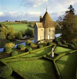 bluepueblo:   Garden House, Bourgogne, France