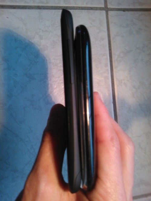 Comparatif HTC ONE S (bien plus fin) iPhone 3Gs