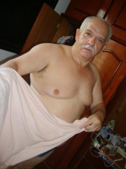 http://senioretgay2.tumblr.com/post/22435557501