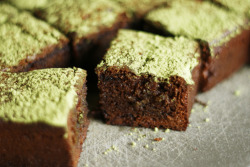 phoods:  (via Chocolate Mochi Brownies with