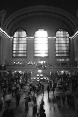 bagnostian:  “away from the city that hurts and knocks” grand central terminal. midtown. nyc. (Contax T2) 