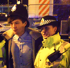 guydirectioners:  Louis spending some time with the cops in Manchester. 