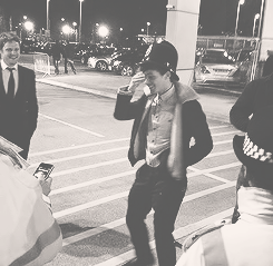 guydirectioners:  Louis spending some time with the cops in Manchester. 