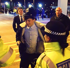 guydirectioners:  Louis spending some time with the cops in Manchester. 