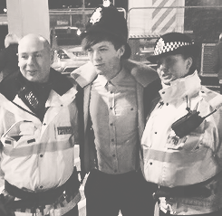 guydirectioners:  Louis spending some time with the cops in Manchester. 