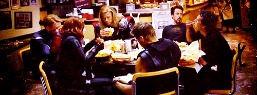Extra scene. Мстители сидят в кафе. Мстители сидят за столом. Мстители сцена в кафе.
