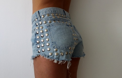 origami-dolls: obsessed with studded cutoffs. 