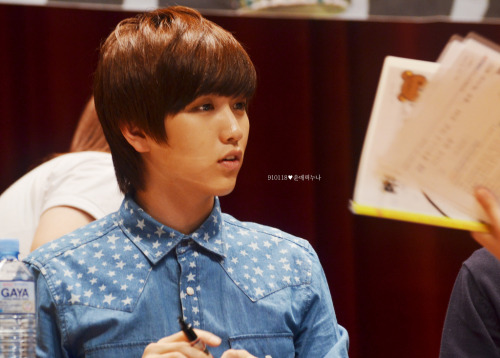 fuckyeahb1a4archive:  Do not edit. | © 윤매력 @ Daum  He looks VERY Handsome here (;A;) Wae u so gawgeous husband?? T^T