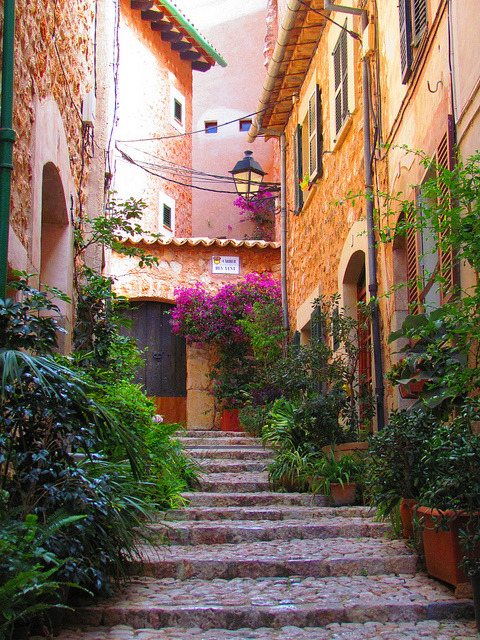 Alleyways of Fornalutx village, Mallorca Island, Spain (by twiga_swala).