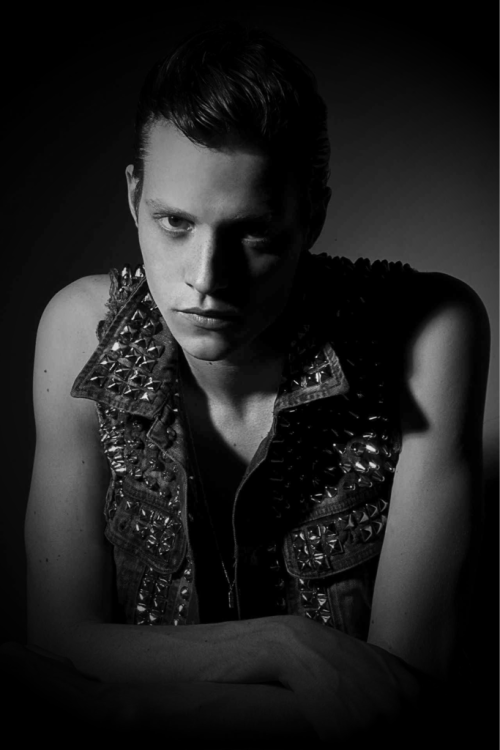 monochromanic:  Matthew Hitt by Brent Chua
