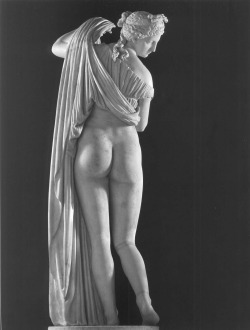 babinus:  The Venus Kallipygos in the National Archaeological Museum in Naples, a late 1st century BC Roman marble statue, thought to be a copy of a Greek bronze from around 300 BC.