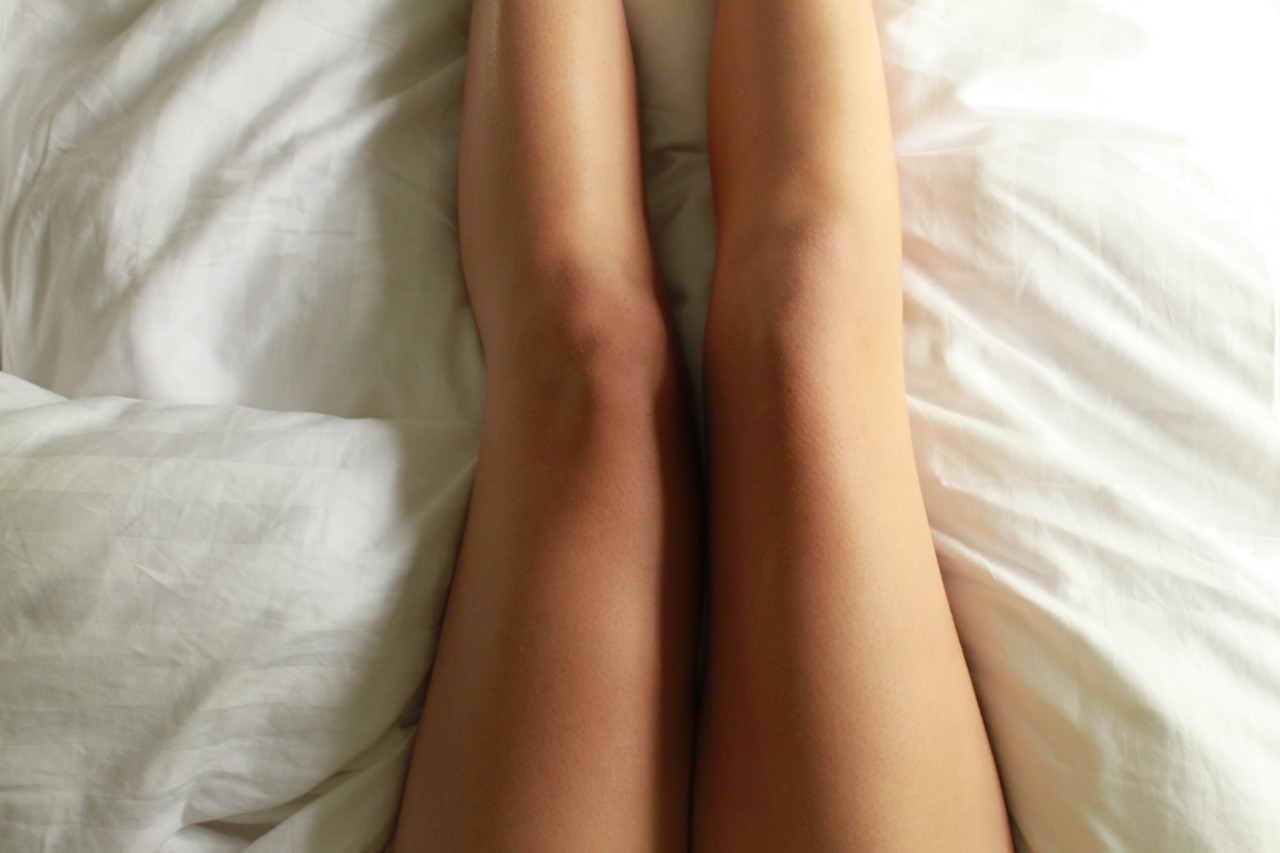d-e-e-p-blue:  itsmywave:  coconut-cola:  :D  weird seeing my sisters legs on my