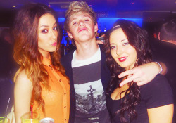 bobfly:  Niall yesterday out with friends looking like sex. 