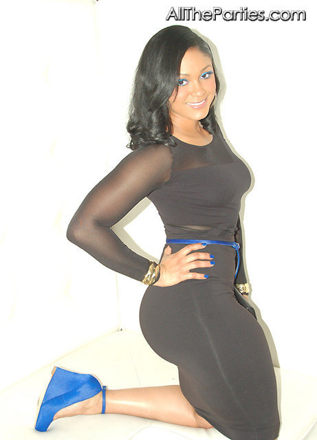 Maliah Michel, black and blue. [follow for LOADS more from her] - Certified #KillerKurves