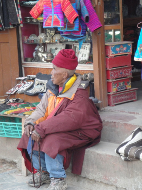 Passin&rsquo; time&hellip;counting beads&hellip;Boudanath Stupa, Kathmandu, Nepal Source